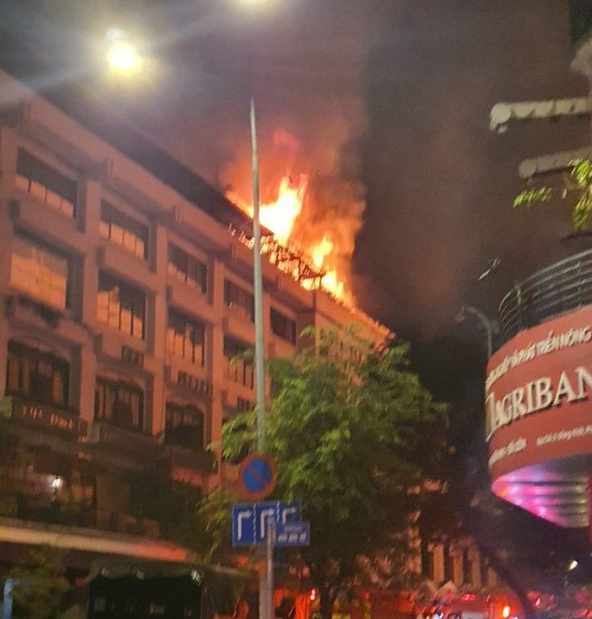 TP.HCM: Cháy lớn kèm tiếng nổ trên sân thượng tòa nhà Seaprodex  - Ảnh 1.