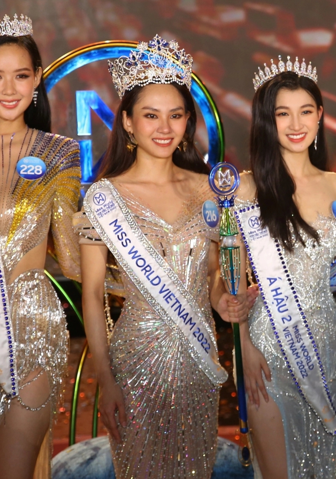 Thay đổi cách trang điểm, tân Hoa hậu Thế giới Việt Nam như thành chị em với Hoa hậu Hoàn vũ 2018 - Ảnh 1.