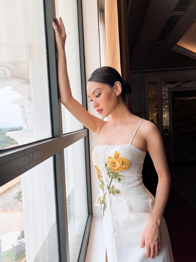 Thay đổi cách trang điểm, tân Hoa hậu Thế giới Việt Nam như thành chị em với Hoa hậu Hoàn vũ 2018 - Ảnh 12.