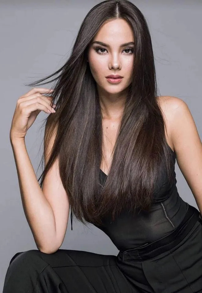 Thay đổi cách trang điểm, tân Hoa hậu Thế giới Việt Nam như thành chị em với Hoa hậu Hoàn vũ 2018 - Ảnh 3.