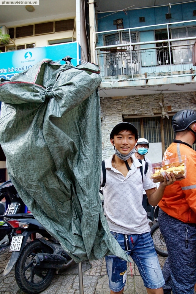 Bà mẹ trẻ chở 2 con gái đi giựt cô hồn: Vui là chính - Ảnh 5.