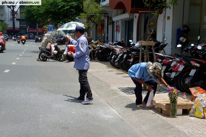 Bà mẹ trẻ chở 2 con gái đi giựt cô hồn: Vui là chính - Ảnh 7.