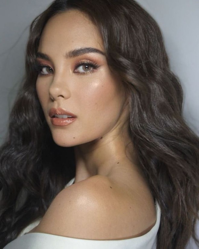 Thay đổi cách trang điểm, tân Hoa hậu Thế giới Việt Nam như thành chị em với Hoa hậu Hoàn vũ 2018 - Ảnh 6.