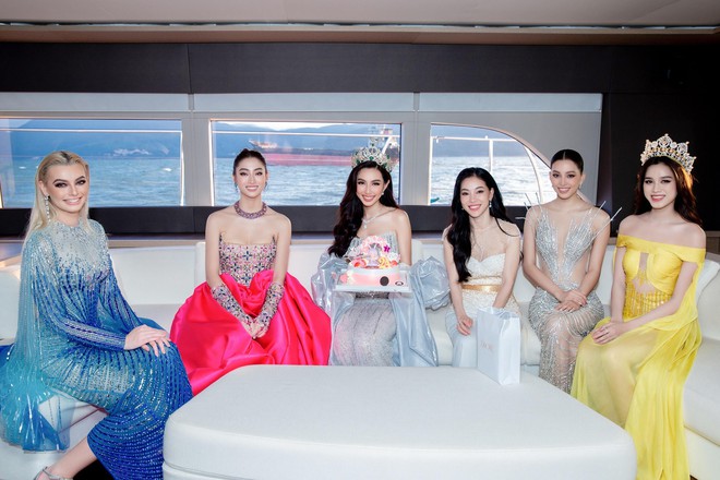 Thuỳ Tiên khoe dáng nóng bỏng, đón sinh nhật trên du thuyền cùng Hoa hậu đẹp nhất thế giới 2021 - Ảnh 1.