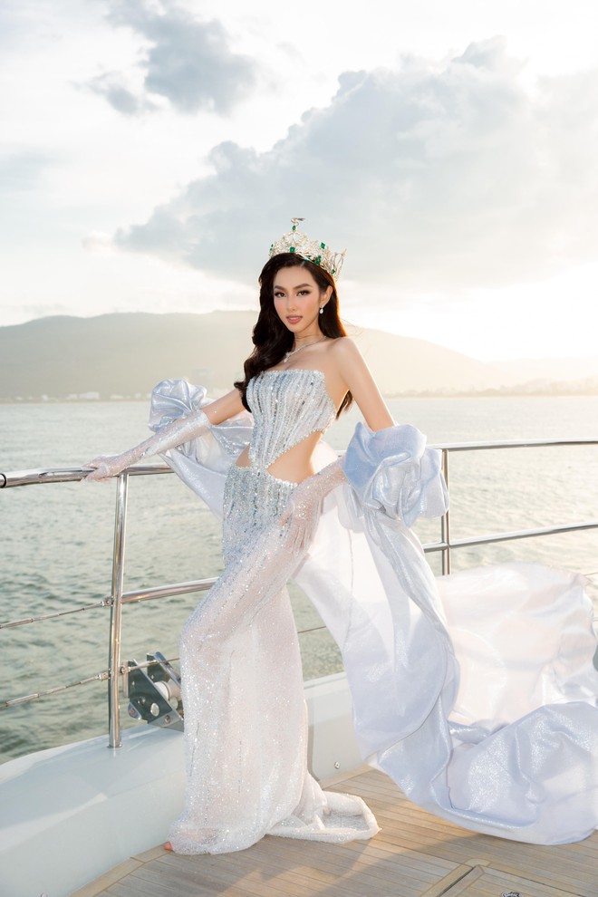 Thuỳ Tiên khoe dáng nóng bỏng, đón sinh nhật trên du thuyền cùng Hoa hậu đẹp nhất thế giới 2021 - Ảnh 3.