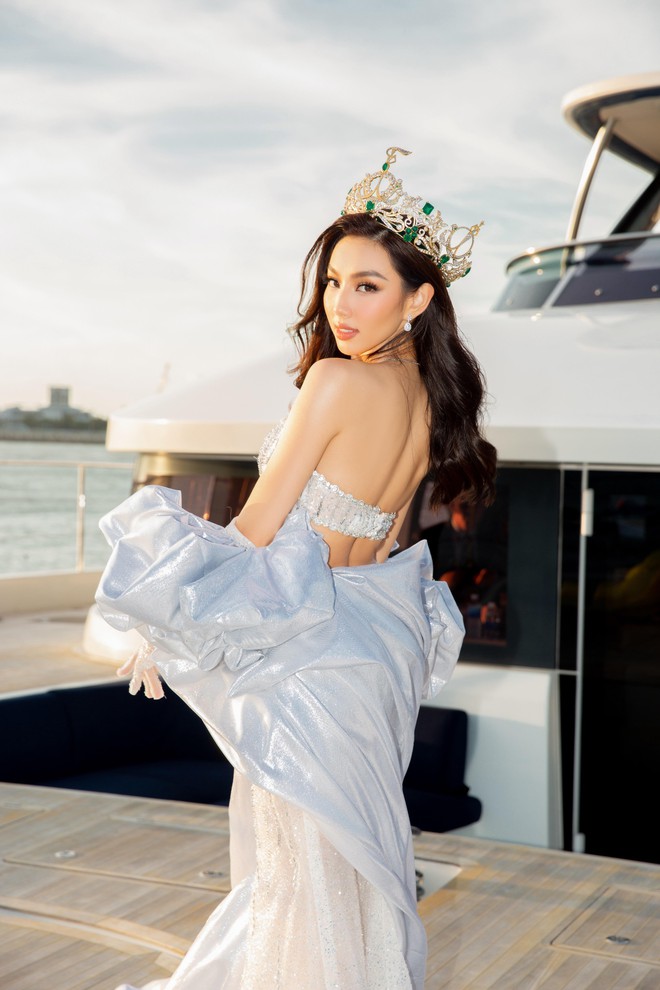 Thuỳ Tiên khoe dáng nóng bỏng, đón sinh nhật trên du thuyền cùng Hoa hậu đẹp nhất thế giới 2021 - Ảnh 4.