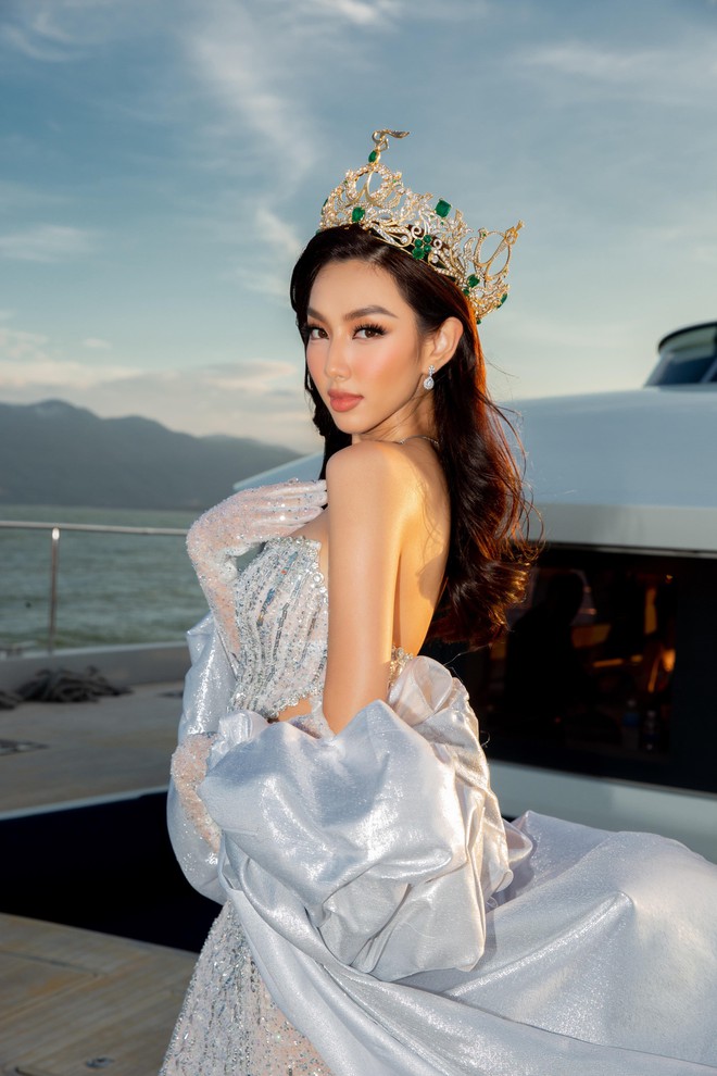 Thuỳ Tiên khoe dáng nóng bỏng, đón sinh nhật trên du thuyền cùng Hoa hậu đẹp nhất thế giới 2021 - Ảnh 5.