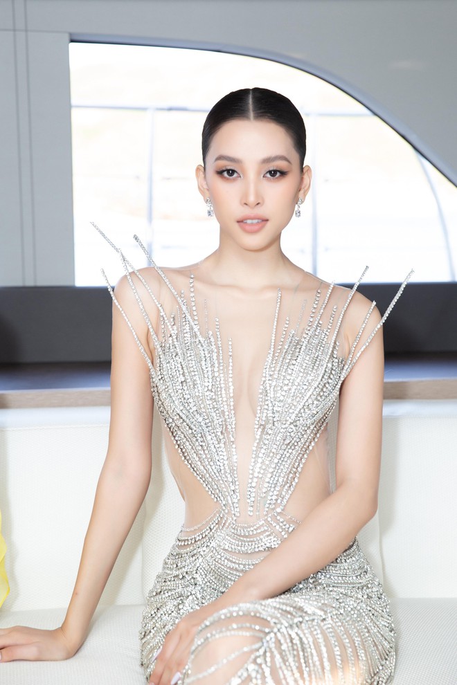 Thuỳ Tiên khoe dáng nóng bỏng, đón sinh nhật trên du thuyền cùng Hoa hậu đẹp nhất thế giới 2021 - Ảnh 9.