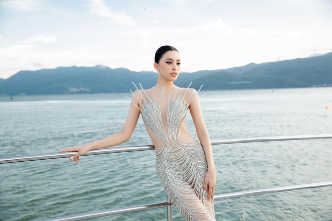 Thuỳ Tiên khoe dáng nóng bỏng, đón sinh nhật trên du thuyền cùng Hoa hậu đẹp nhất thế giới 2021 - Ảnh 10.
