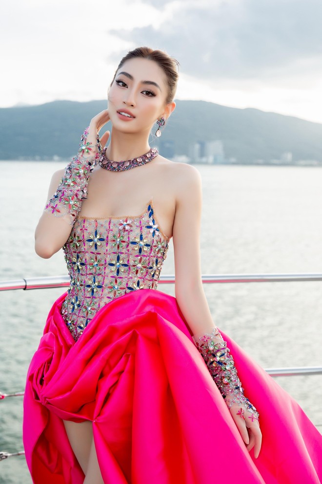 Thuỳ Tiên khoe dáng nóng bỏng, đón sinh nhật trên du thuyền cùng Hoa hậu đẹp nhất thế giới 2021 - Ảnh 11.