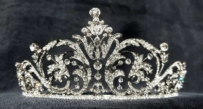 Chiếc vương miện độc nhất vô nhị của nàng dâu hoàng gia phá vỡ mọi chuẩn mực, được Nữ hoàng Anh đặc cách - Ảnh 2.
