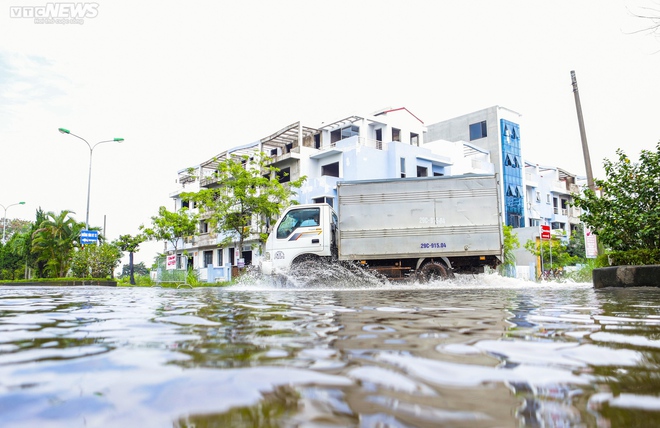 Người dân bì bõm lội qua khu đô thị ven Hà Nội dù trời nắng ráo - Ảnh 1.