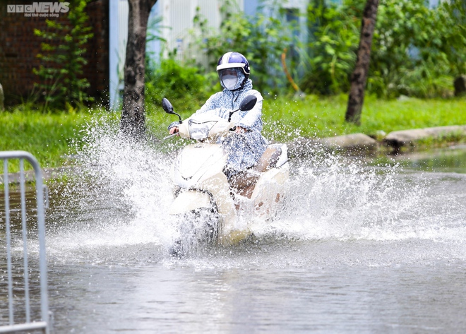 Người dân bì bõm lội qua khu đô thị ven Hà Nội dù trời nắng ráo - Ảnh 5.