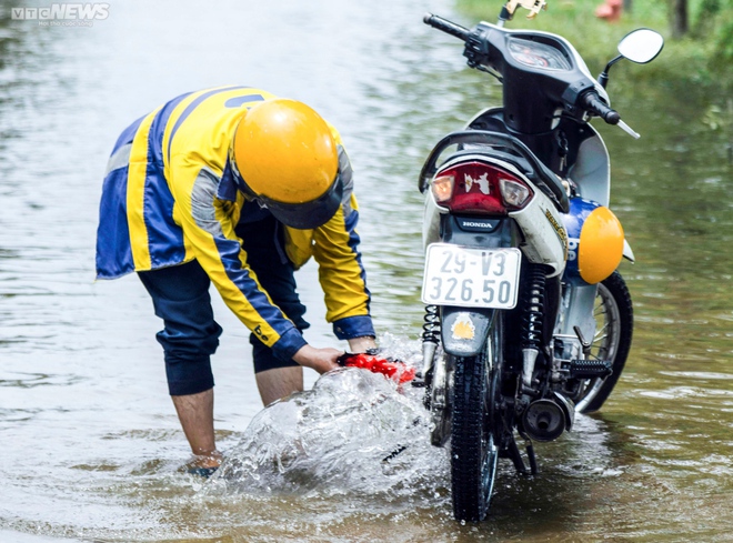 Người dân bì bõm lội qua khu đô thị ven Hà Nội dù trời nắng ráo - Ảnh 9.