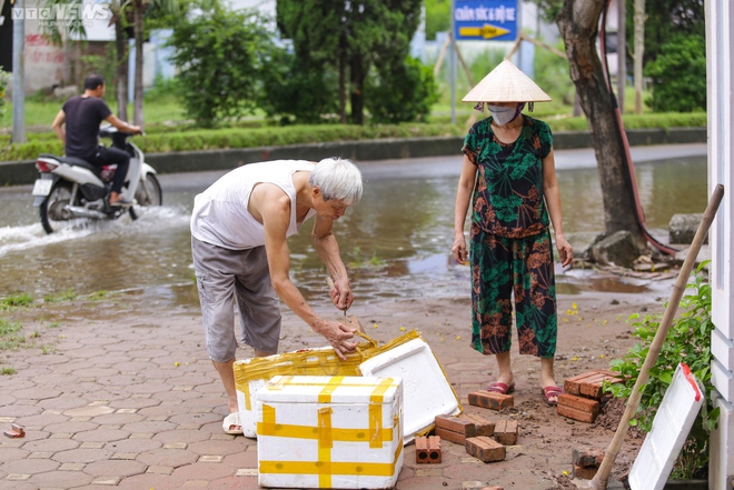 Người dân bì bõm lội qua khu đô thị ven Hà Nội dù trời nắng ráo - Ảnh 10.