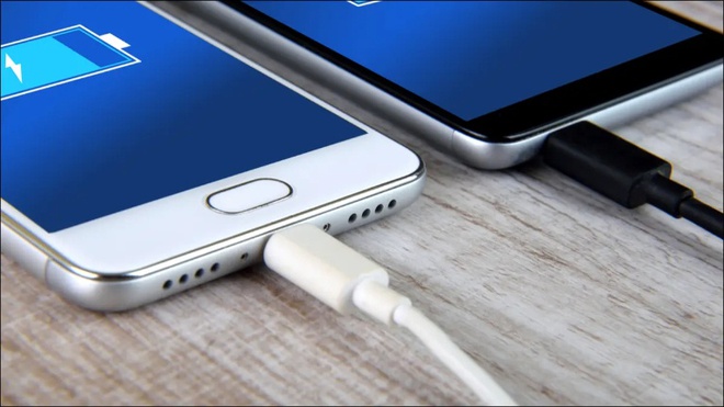 Bộ sạc điện thoại bị nóng có nên lo lắng? - Ảnh 2.