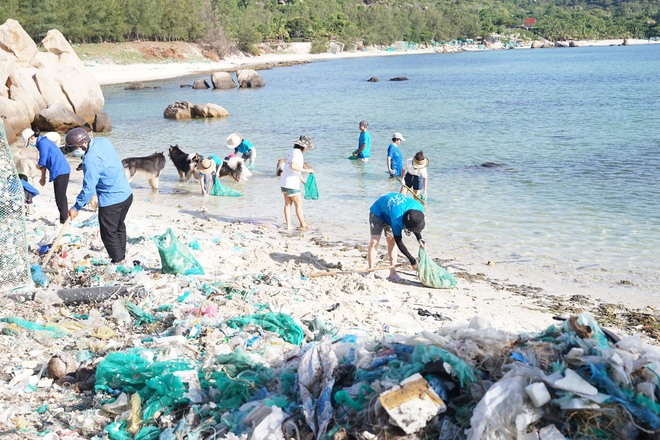Người phụ nữ Hà Nội cùng con bỏ phố về biển dọn rác, thành lập nhóm tình nguyện khoác màu áo mới cho biển - Ảnh 4.