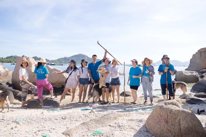 Người phụ nữ Hà Nội cùng con bỏ phố về biển dọn rác, thành lập nhóm tình nguyện khoác màu áo mới cho biển - Ảnh 8.