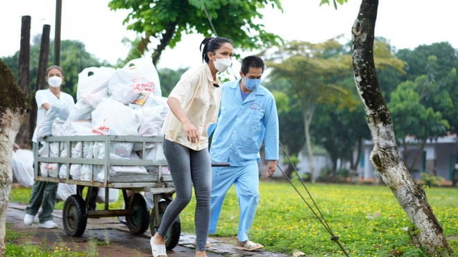 HHen Niê ăn mặc giản dị, ngồi lặt rau và vác gạo khiến fans vừa thương vừa nể - Ảnh 2.