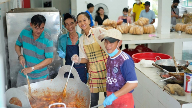 HHen Niê ăn mặc giản dị, ngồi lặt rau và vác gạo khiến fans vừa thương vừa nể - Ảnh 8.