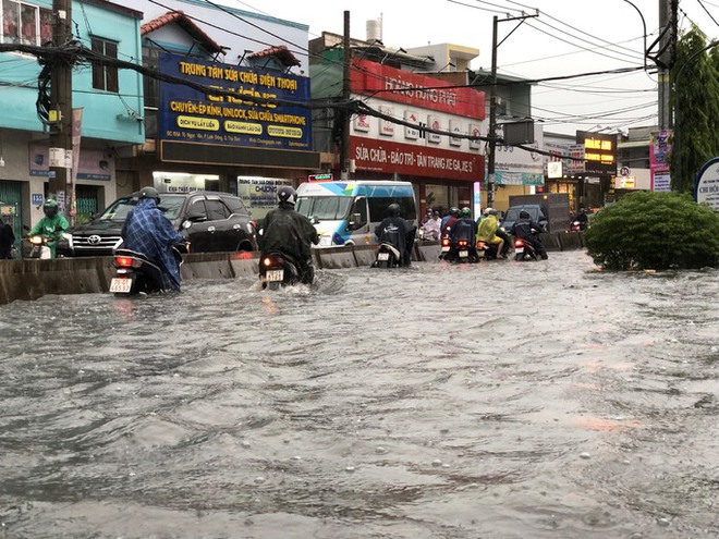 TP.HCM ghi kỷ lục nhiều năm về số tuyến đường ngập - Ảnh 1.