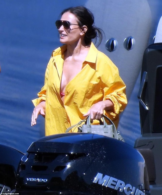 Demi Moore 60 tuổi vẫn quyến rũ khó cưỡng với bikini bé xíu - Ảnh 11.