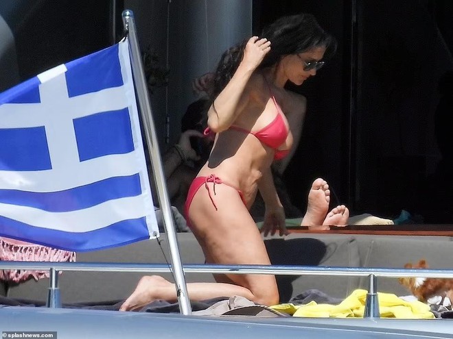 Demi Moore 60 tuổi vẫn quyến rũ khó cưỡng với bikini bé xíu - Ảnh 3.