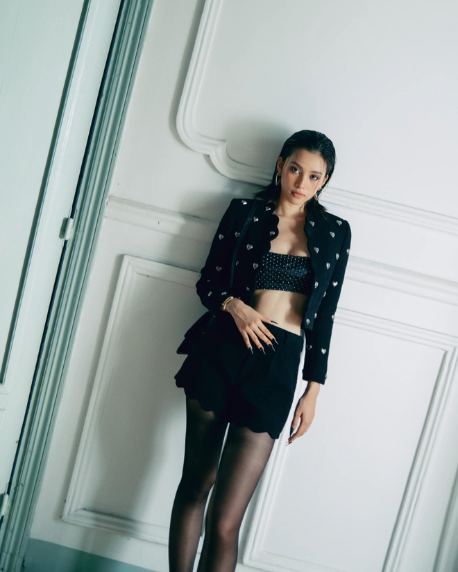 Hoa hậu Tiểu Vy đẹp cuốn hút với sắc đen huyền bí - Ảnh 4.