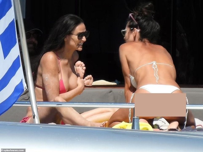 Demi Moore 60 tuổi vẫn quyến rũ khó cưỡng với bikini bé xíu - Ảnh 5.