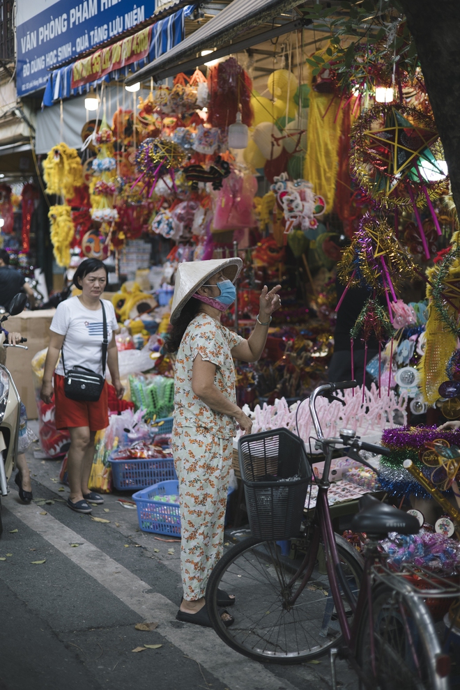Photo: The center of Hanoi begins to be filled with the Mid-Autumn Festival atmosphere - Photo 7.