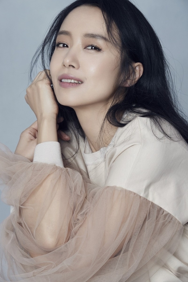 “Ảnh hậu Cannes” Jeon Do Yeon ở tuổi 50: Táo bạo trên màn ảnh, bình lặng trong hôn nhân - Ảnh 2.