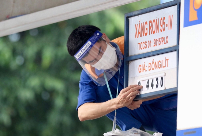 Gi&aacute; xăng trong nước sẽ tiếp tục giảm - Ảnh 1.