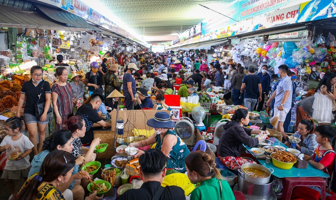 Thiên đường ẩm thực Đà Nẵng nêm chặt người trong mùa cao điểm du lịch - Ảnh 1.