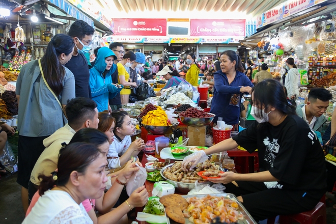 Thiên đường ẩm thực Đà Nẵng nêm chặt người trong mùa cao điểm du lịch - Ảnh 2.