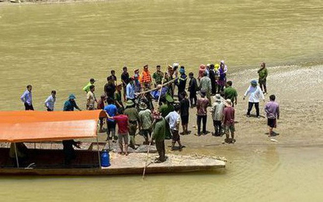 Tìm thấy 5 thi thể trong vụ lật thuyền ở Lào Cai: Nạn nhân nhỏ nhất mới 4 tuổi - Ảnh 1.