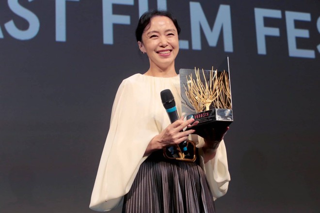 “Ảnh hậu Cannes” Jeon Do Yeon ở tuổi 50: Táo bạo trên màn ảnh, bình lặng trong hôn nhân - Ảnh 5.