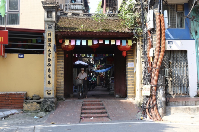 Chùm ảnh: Những cổng làng cổ kính trong lòng phố phường tấp nập của Hà Nội - Ảnh 2.