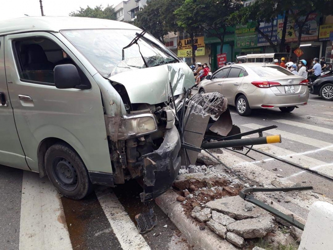 Ô tô đâm gãy cột điện gây ùn tắc trên đường Giải Phóng, Hà Nội - Ảnh 1.