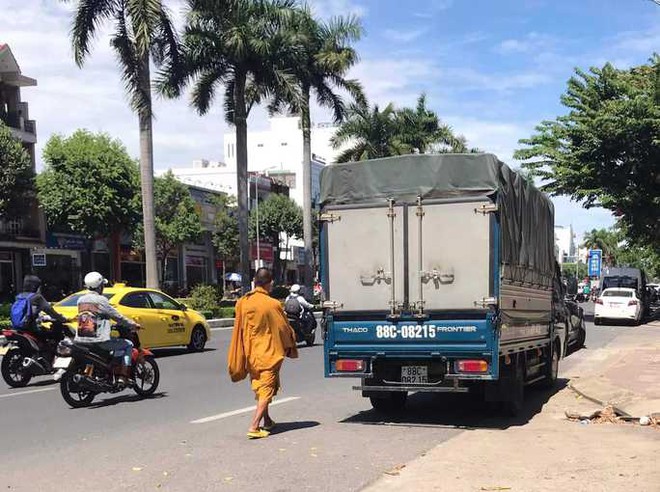 Giả nhà sư đi khất thực, lập sổ sách nhận tiền từ nhà hảo tâm - Ảnh 1.