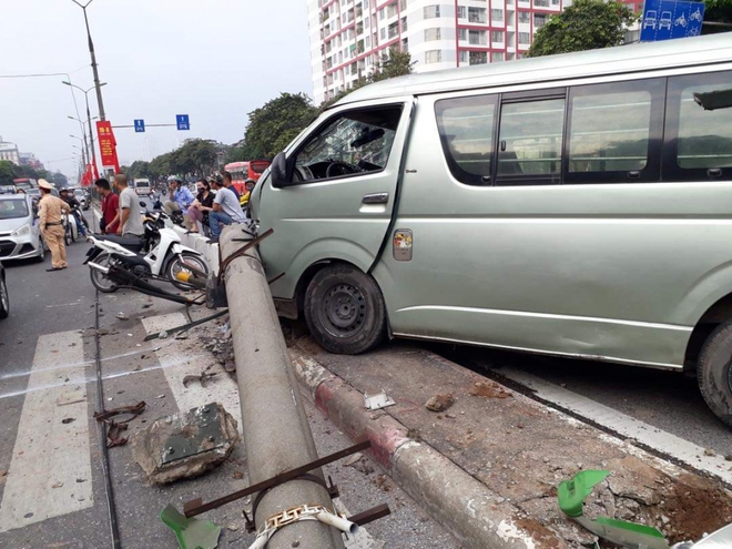 Ô tô đâm gãy cột điện gây ùn tắc trên đường Giải Phóng, Hà Nội - Ảnh 3.