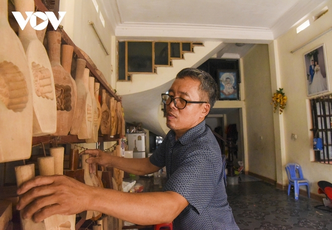 Nghệ nh&acirc;n l&agrave;m khu&ocirc;n b&aacute;nh Trung thu bằng gỗ cuối c&ugrave;ng ở H&agrave; Nội - Ảnh 2.