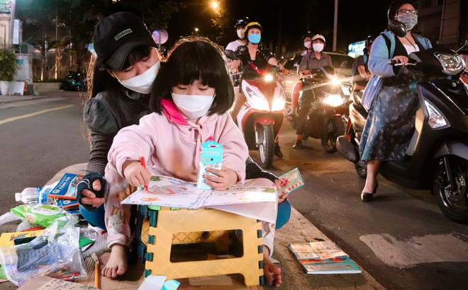 Mẹ dạy con học giữa đường phố: &ldquo;Đứt ruột mới phải đem con đi c&ugrave;ng khi b&aacute;n v&eacute; số&rdquo; - Ảnh 1.