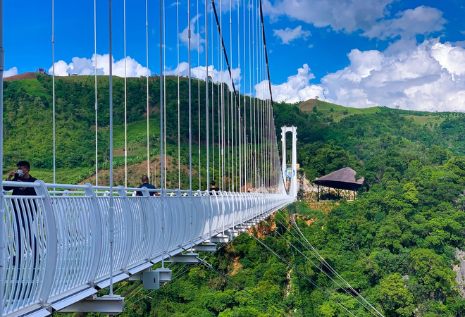 Xuất hiện khách sạn hình đoàn tàu siêu tốc ở Việt Nam, nằm ngay gần cầu kính đi bộ dài nhất thế giới - Ảnh 5.