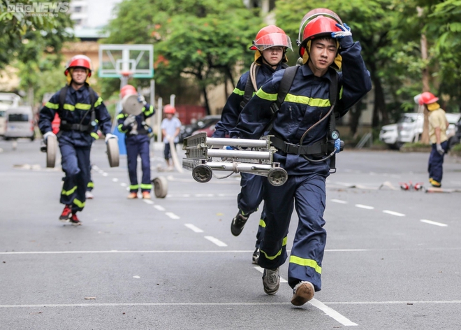 Một ngày tập luyện khắc nghiệt của các chiến sĩ trị giặc lửa - Ảnh 5.