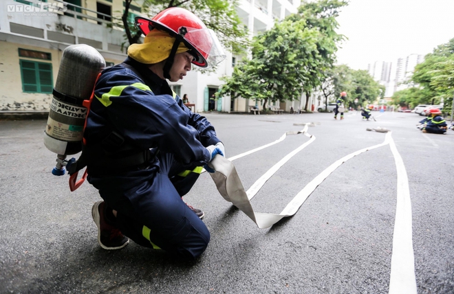 Một ngày tập luyện khắc nghiệt của các chiến sĩ trị giặc lửa - Ảnh 9.