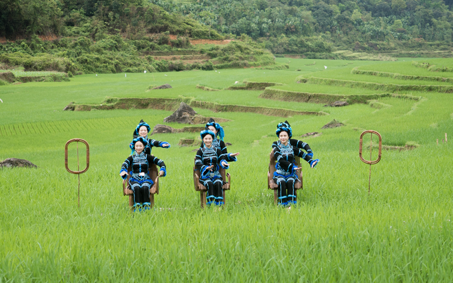 Phim hướng dẫn an toàn bay 2022 của Vietnam Airlines nổi rần rần: Người xem phản ứng thế nào trước loạt địa danh xuất hiện? - Ảnh 1.