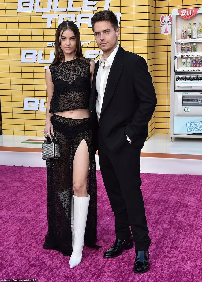 Bạn diễn của Brad Pitt diện mốt ngực trần, hôn bạn trai trên thảm đỏ - Ảnh 11.