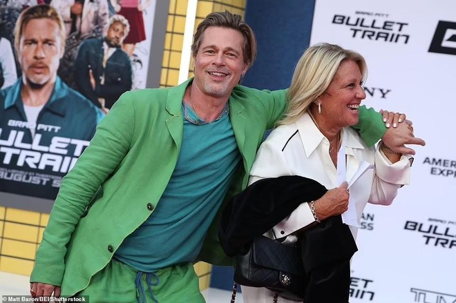 Bạn diễn của Brad Pitt diện mốt ngực trần, hôn bạn trai trên thảm đỏ - Ảnh 3.