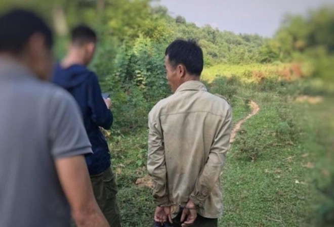 D&ugrave;ng s&uacute;ng tự chế bắn người rồi bỏ trốn v&agrave;o rừng - Ảnh 1.