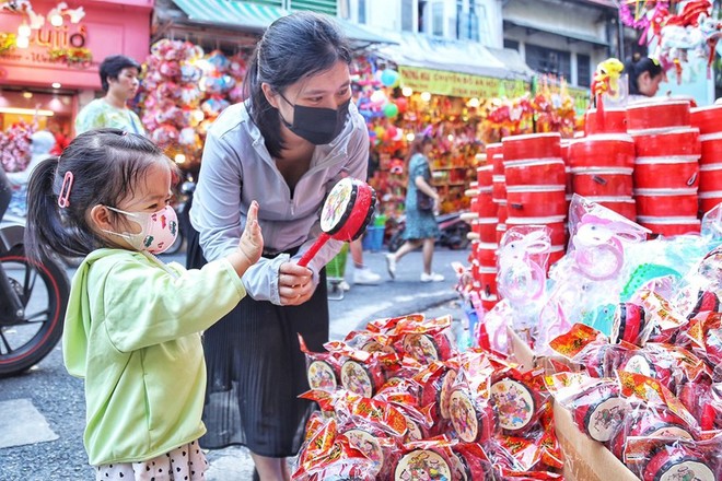 Phố Hàng Mã rực rỡ sắc màu Trung thu - Ảnh 11.